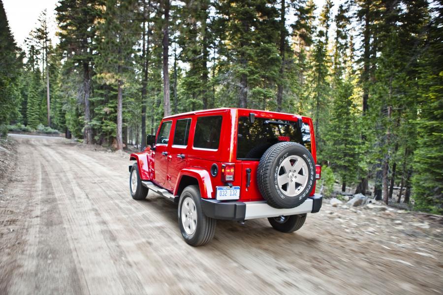  Jeep Wrangler Unlimited Sahara 2012 года  (фото 6 из 15)
